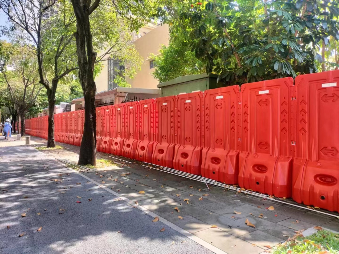 水馬圍擋使用規范：確保安全施工和交通秩序【旭東鋼構圍擋】